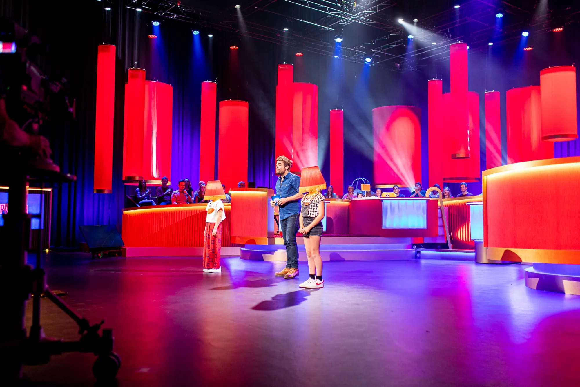 Opvoeden doe je zo set with lit desks and red cylinders