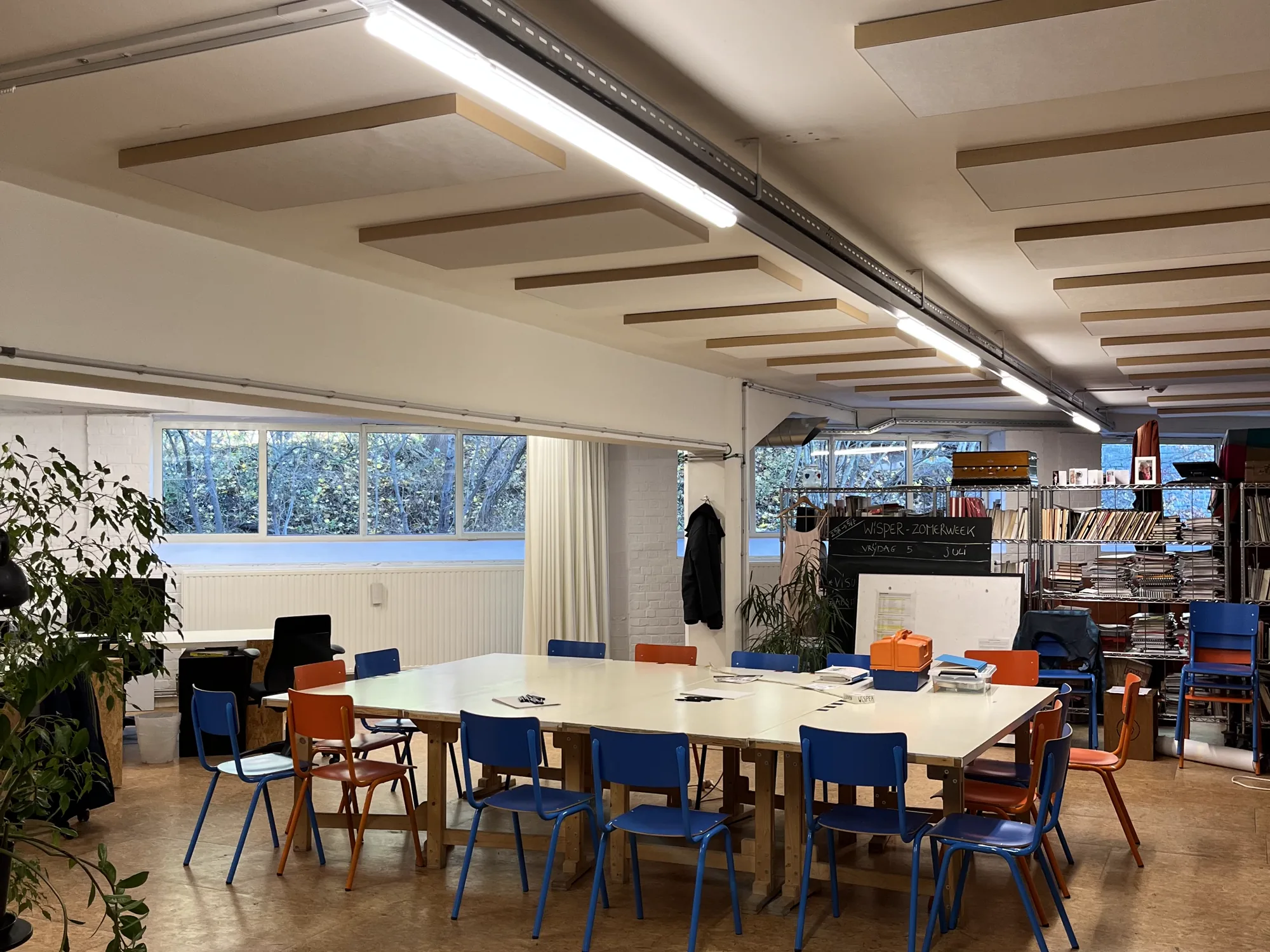 OPEK Wisper room with Zumtobel Tecton light lines above the worktable