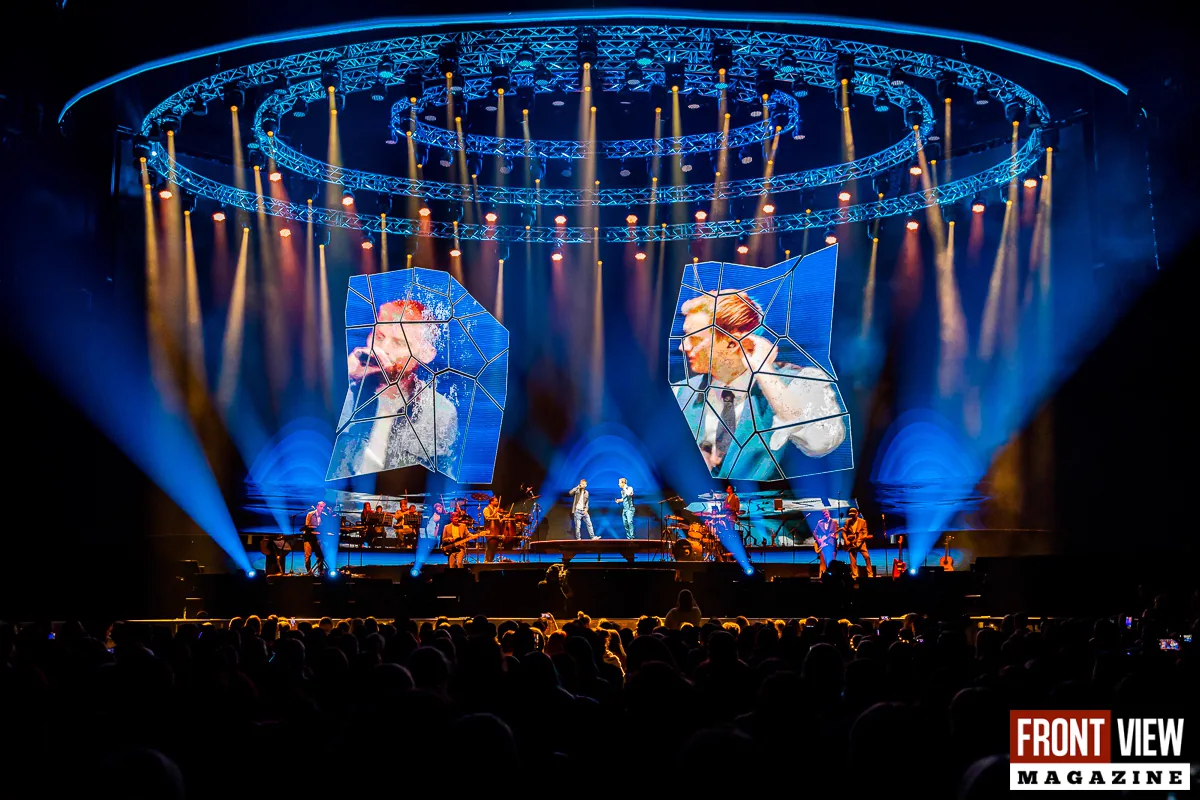 Niels Destadsbader concert at the Sportpaleis with light show and screens