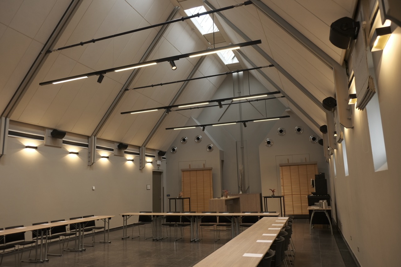 Lemaire room at Faculty Club Leuven with track lighting and wall lights