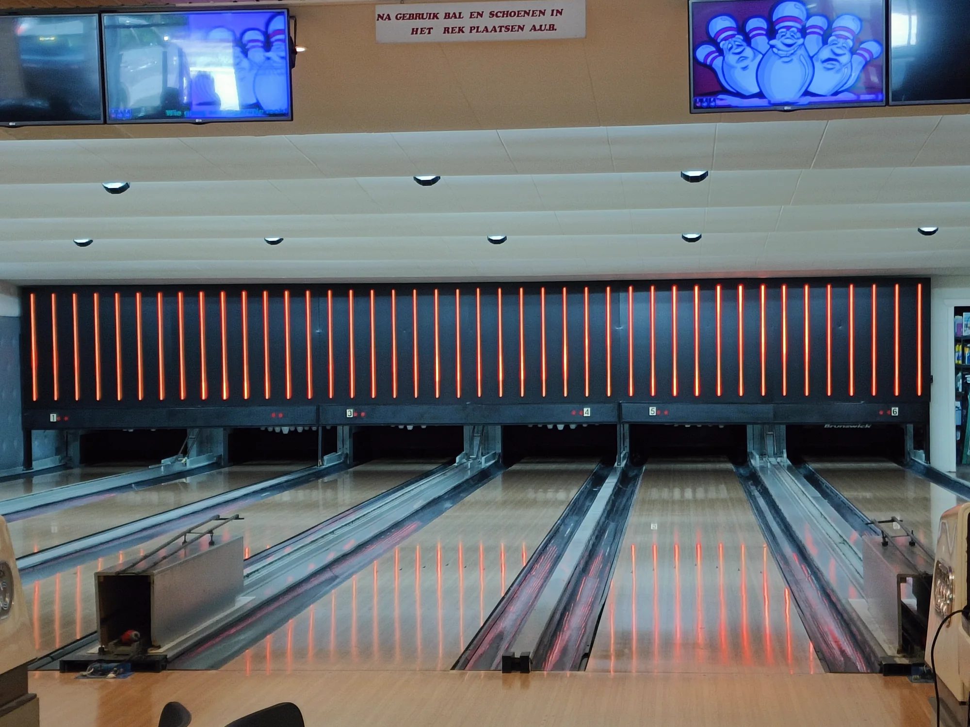 Pixel wall of vertical LED lines above the six lanes at Bowling Speelberg