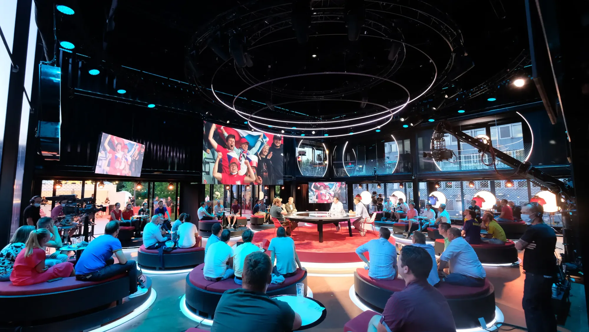 Floating LED rings above the audience at VRT’s Villa Sporza