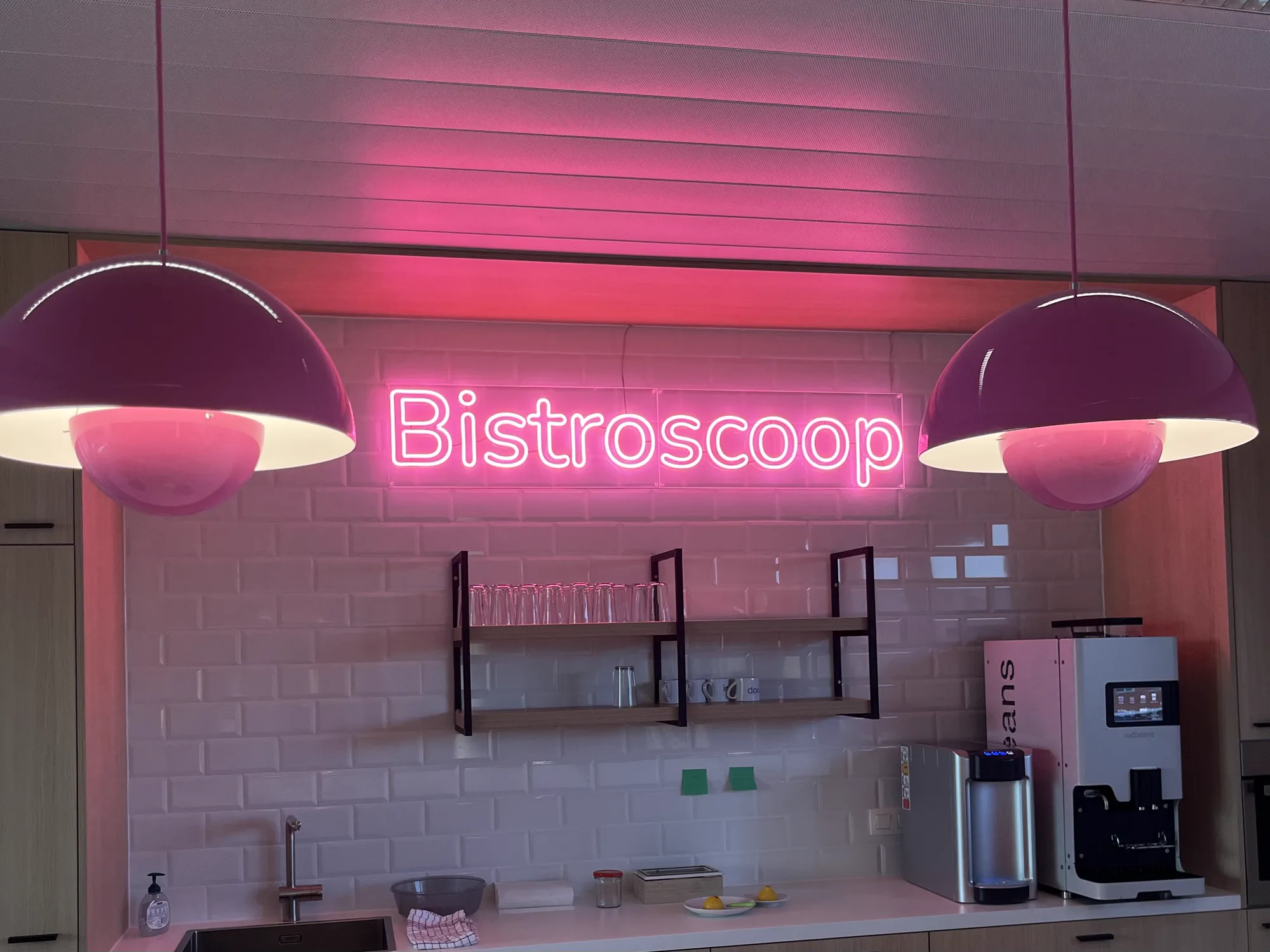 Pink Bistroscoop neon above the kitchen in the Immoscoop office