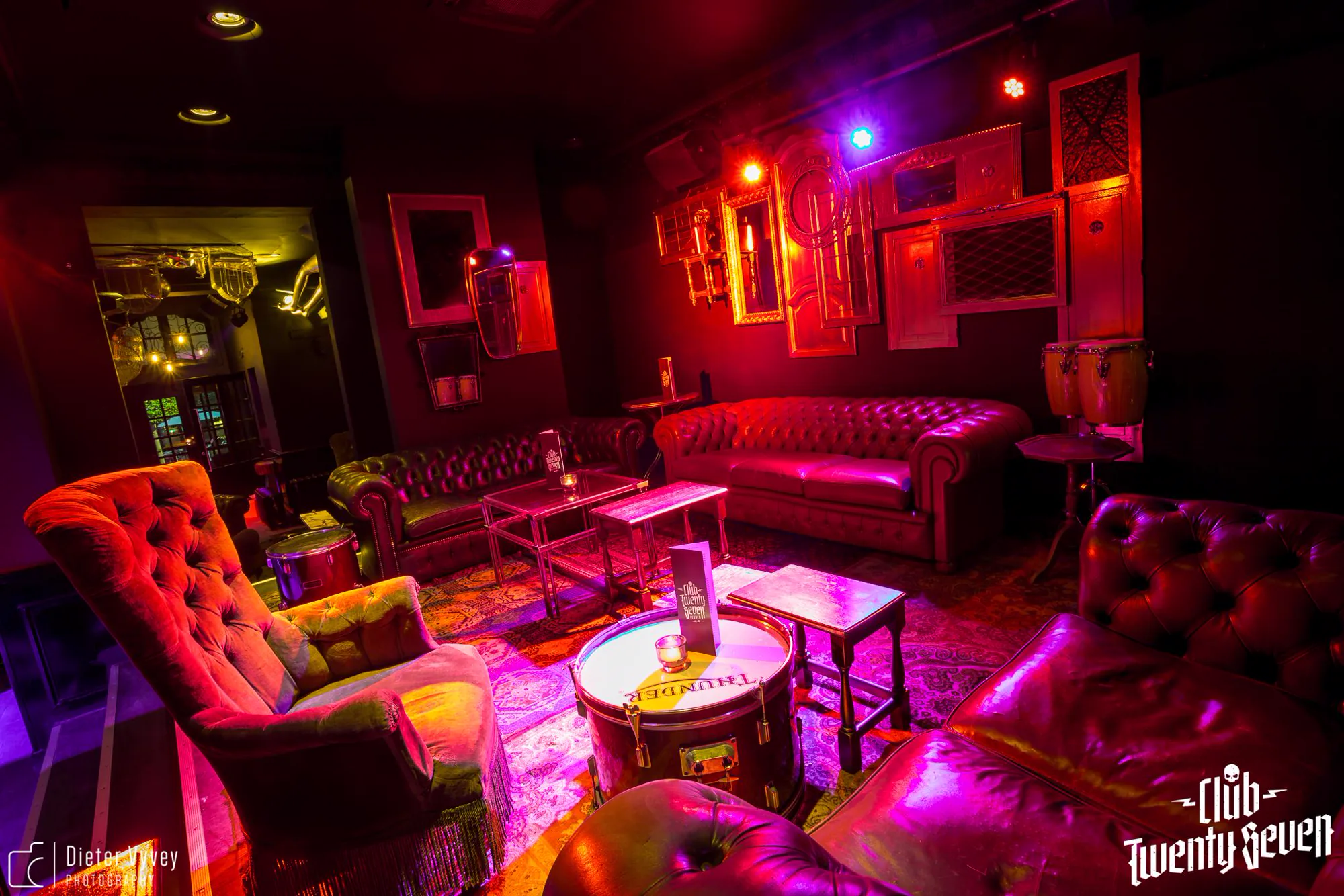 Club 27 lounge in Leuven with chesterfields in red and purple light