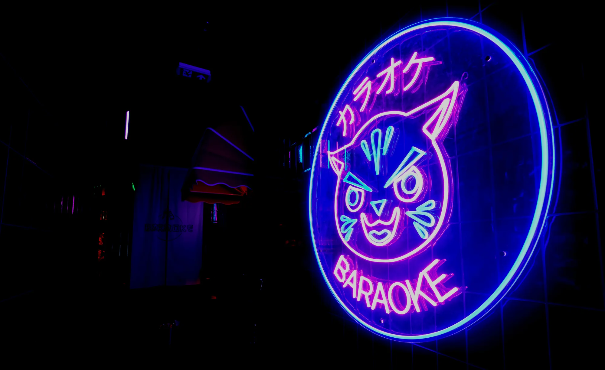 Round neon logo of the Baraoke karaoke bar in Ghent