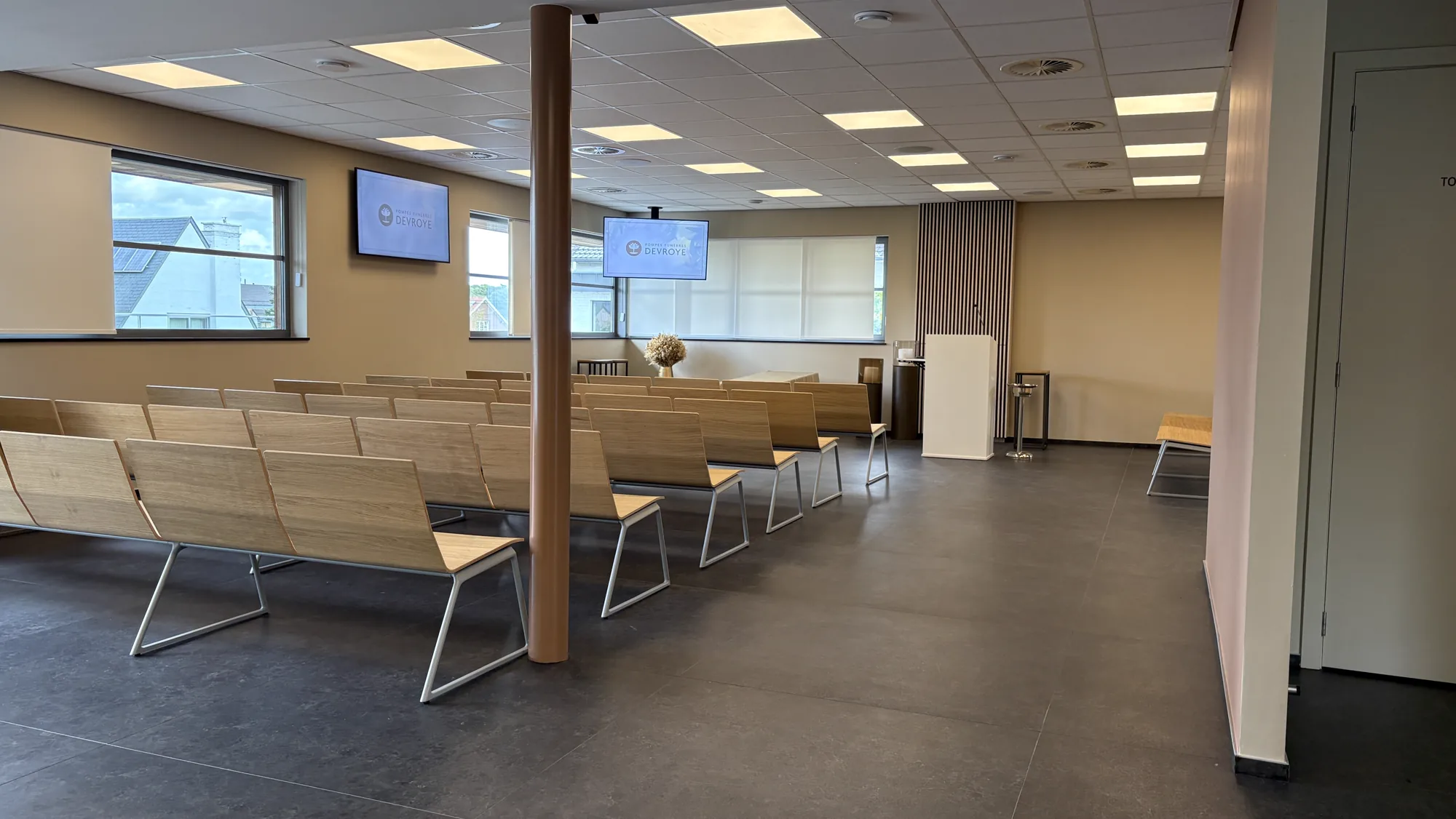 Centre Funéraire Devroye ceremony room with benches, screens and LED panels